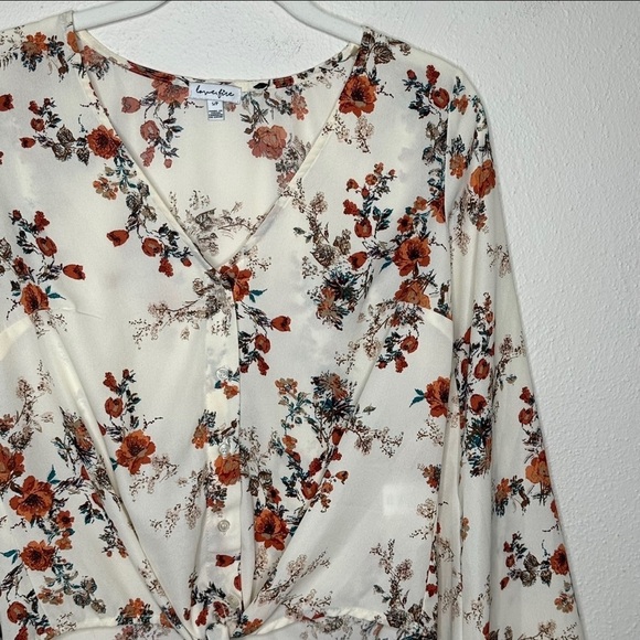 NEW Floral Front Tie Fluted Bell‎ Sleeve Top Size Small​ - Picture 3 of 7